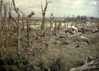 Ein Gebiet in der Nähe des Schlosses mit durch Artilleriefeuer beschädigten Gebäuden und Bäumen, Chaulnes, Somme, Frankreich, 1917